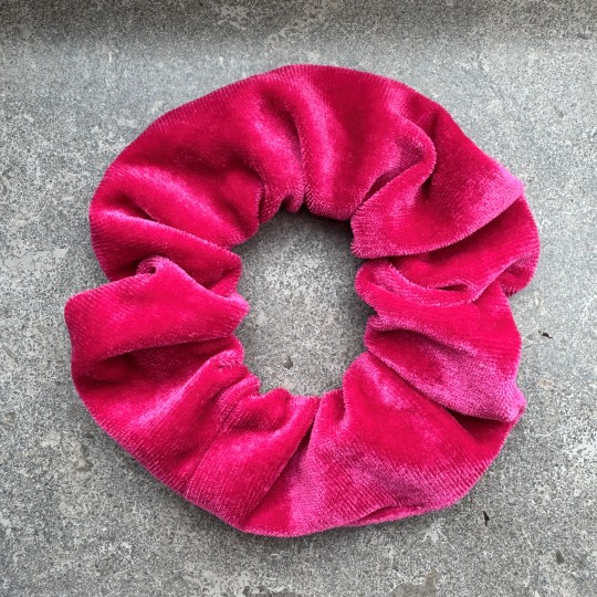 Hårsnodd scrunchie i sammet, hallon