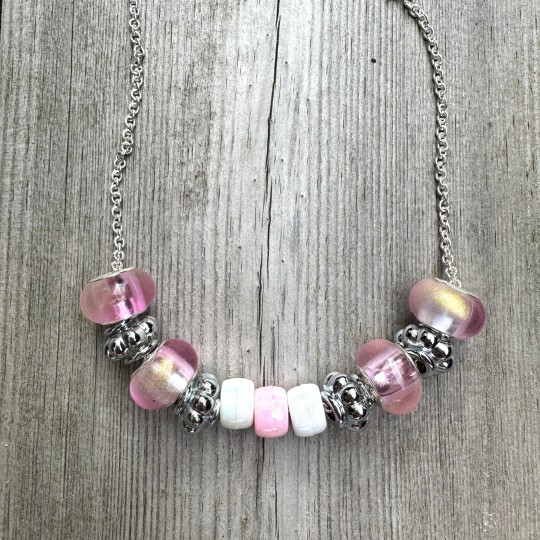 Halsband med pärlor i rosa och berlocker i silverfärg