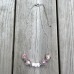 Halsband med pärlor i rosa och berlocker i silverfärg