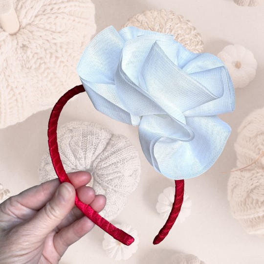 Diadem i röd färg med vit tygblomma