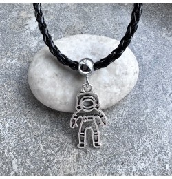 Halsband i svart flätat med astronaut i silverfärg Halsband i svart flätat med astronaut i silverfärg