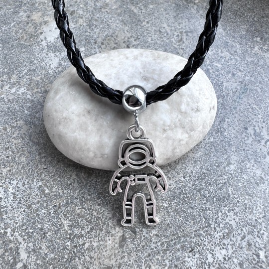 Halsband i svart flätat med astronaut i silverfärg