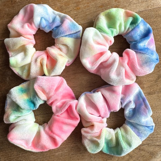 Hårsnodd scrunchie i sammet, färgbomb