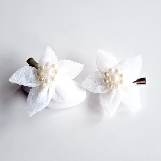 Hårspänne med vit tyllblomma och pärlor x 2