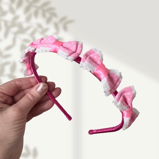 Diadem med rosa rosetter