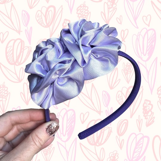 Diadem med satinblommor