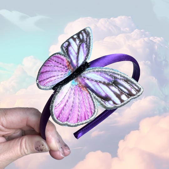 Diadem med stor vacker fjäril