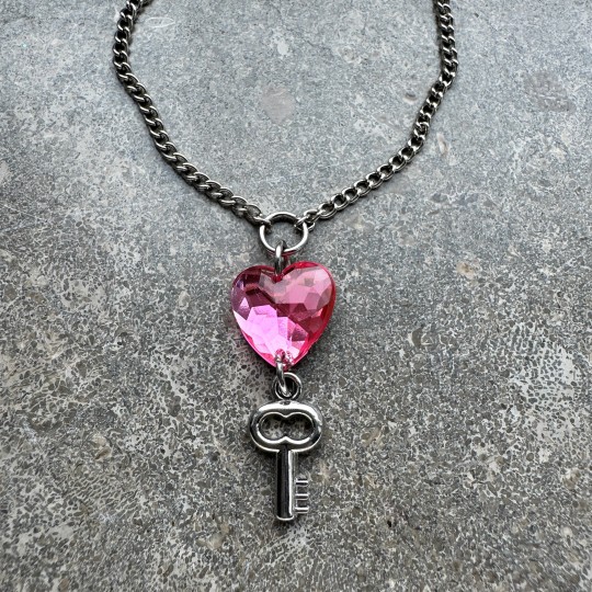 Halsband med rosa hjärta och nyckel