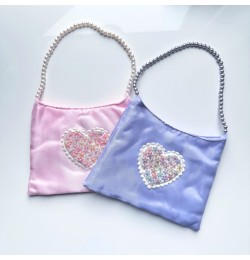 Väska i satin med hjärta och handtag i pärlor